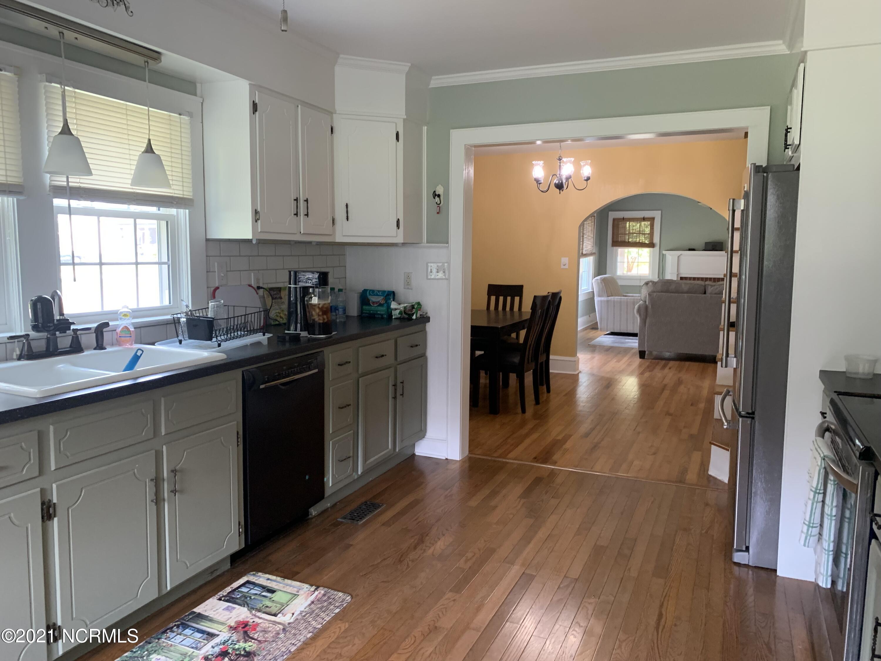 1017 Nicholson Street Washington, NC 27889 - Photo 5 of 27 Beautiful, updated kitchen