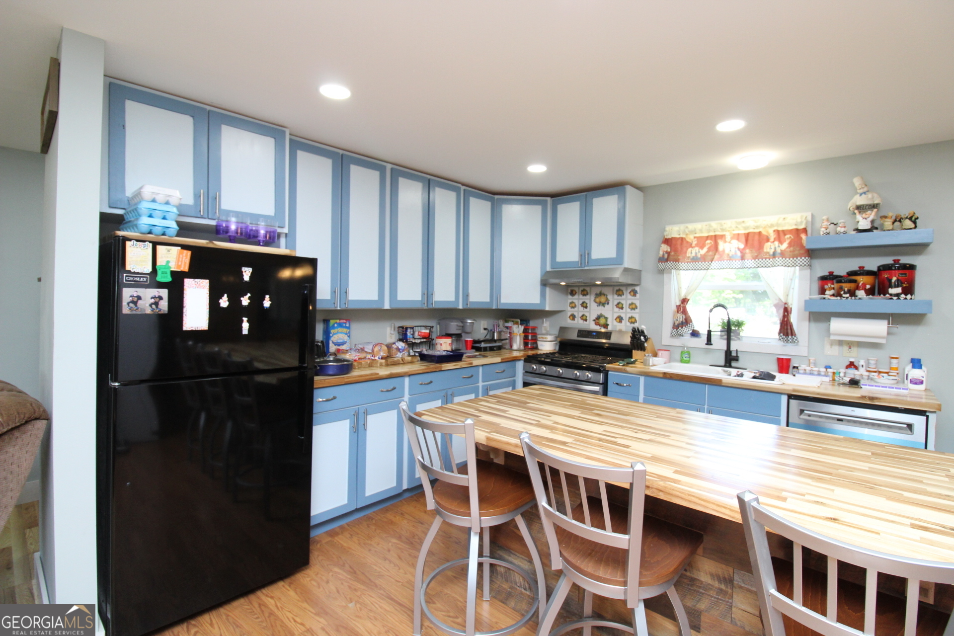 218 6th Avenue Rochelle, GA 31079 - Photo 6 of 22 a kitchen with stainless steel appliances granite countertop a refrigerator and microwave