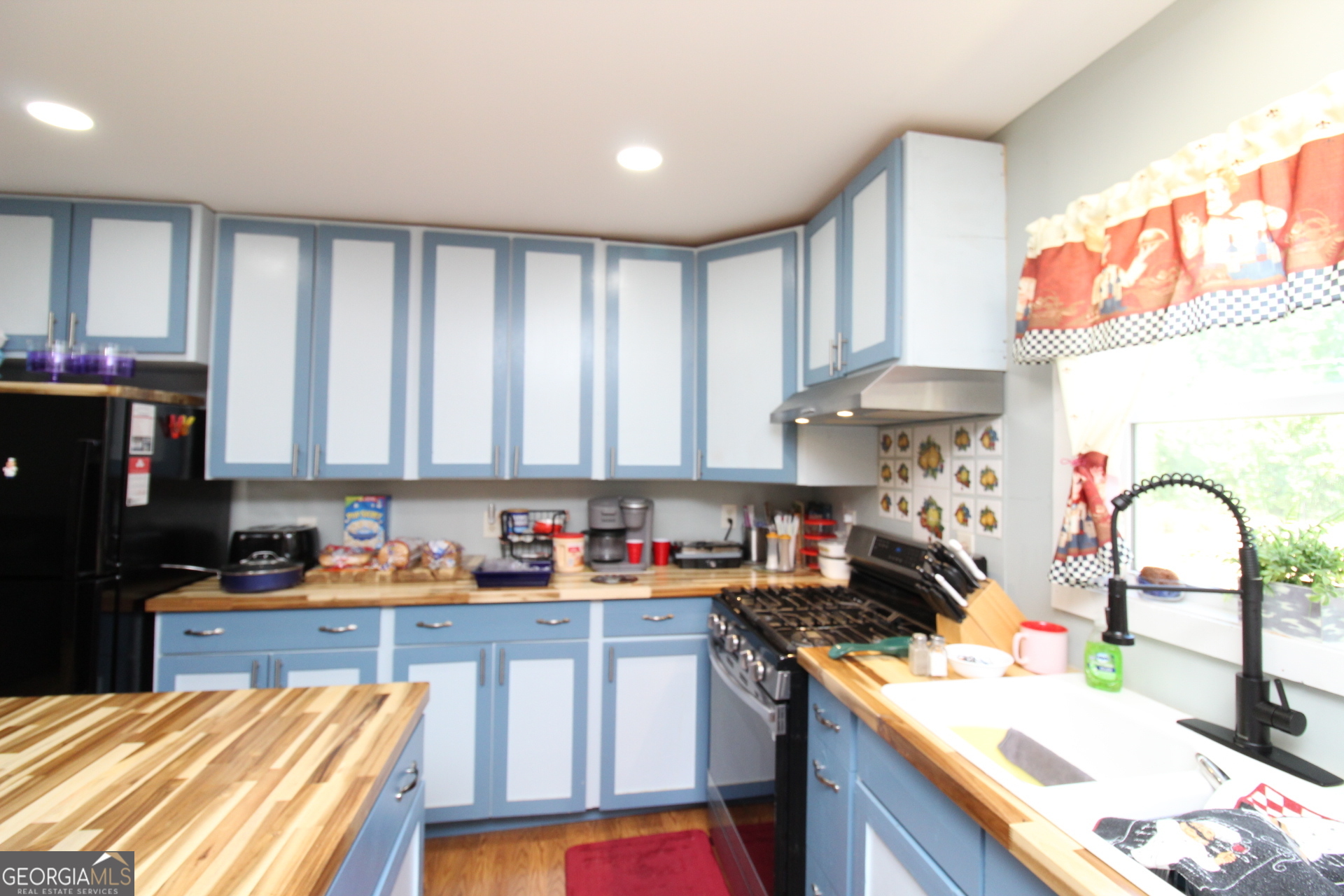 218 6th Avenue Rochelle, GA 31079 - Photo 8 of 22 a kitchen with a sink cabinets and appliances
