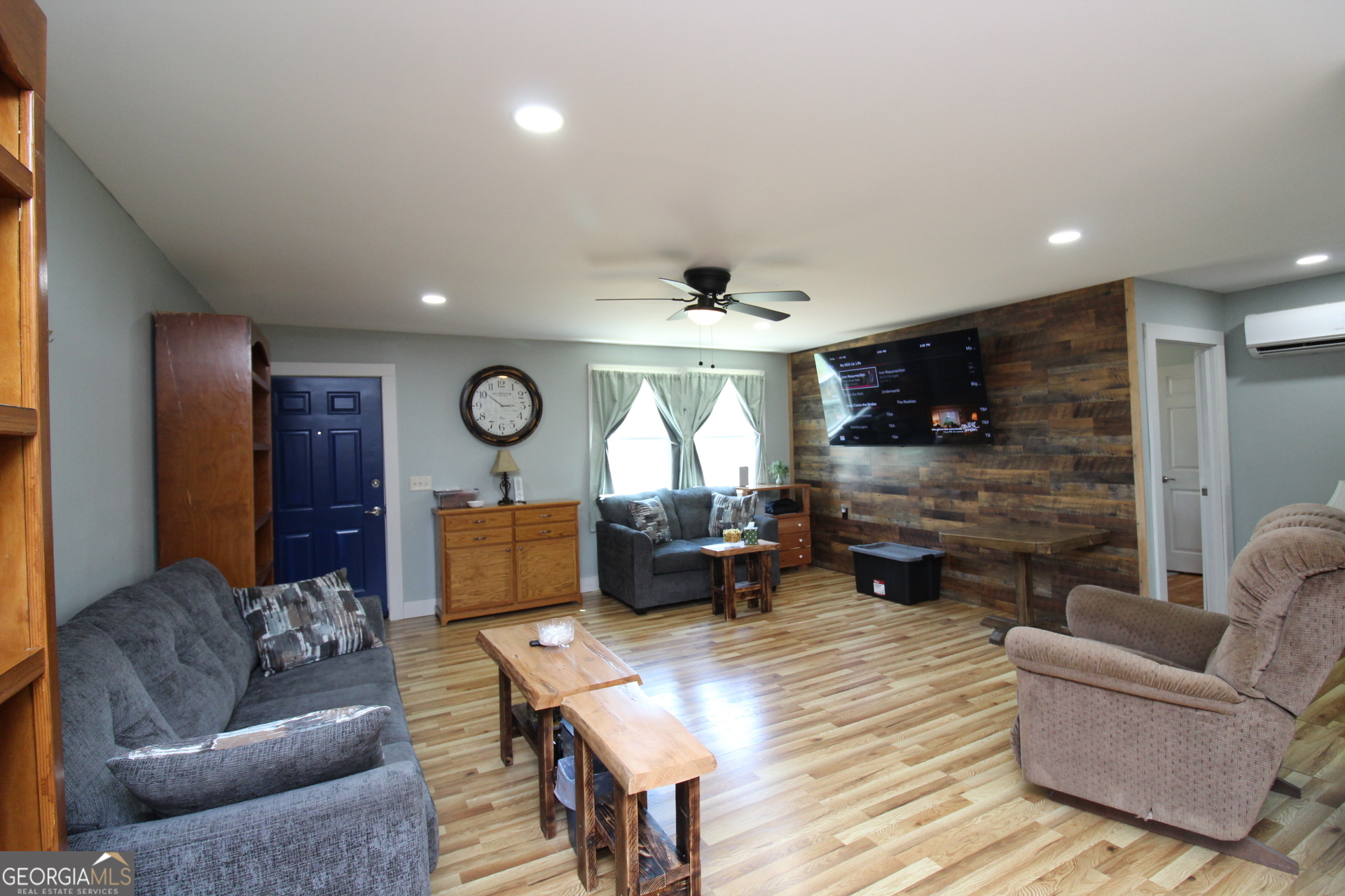 218 6th Avenue Rochelle, GA 31079 - Photo 9 of 22 a living room with furniture and a large window