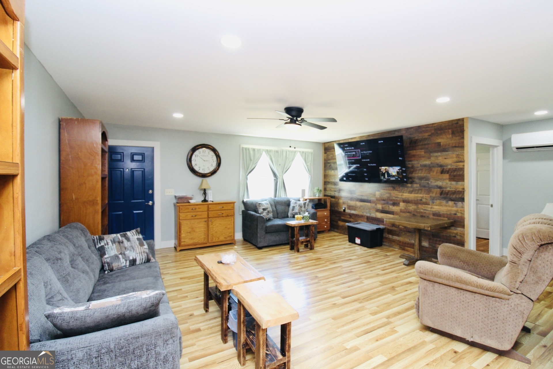 218 6th Avenue Rochelle, GA 31079 - Photo 10 of 22 a living room with furniture and a flat screen tv