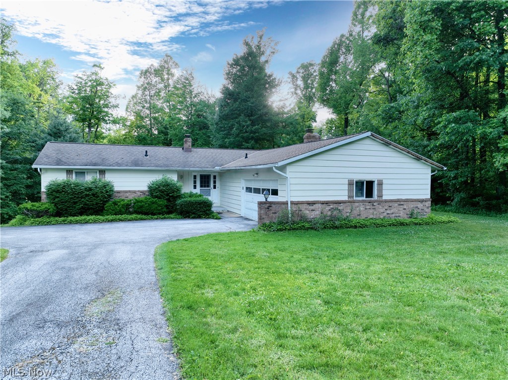 11430 Ferry Road Chesterland, OH 44026 - Photo 1 of 38 Ranch-style house with a front yard