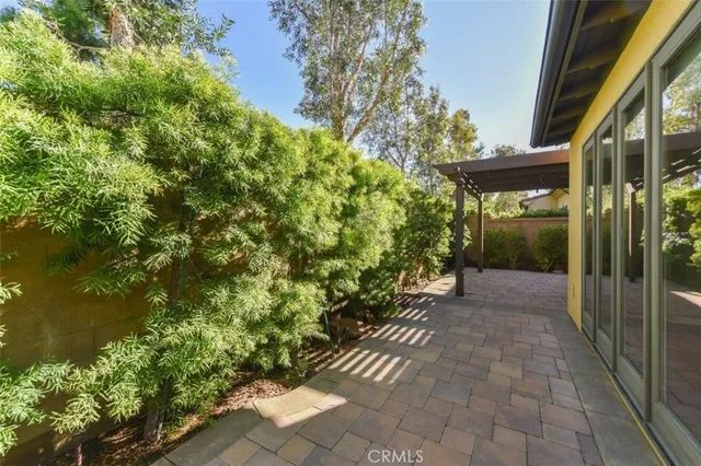 a view of a back yard