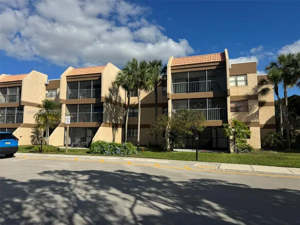 $289,000 | 240 Lakeview Drive, Unit 112, Weston, FL 33326