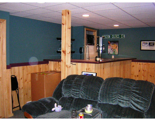 12 Watson Lane Rutland, MA 01543 - Photo 8 of 10 a living room with furniture
