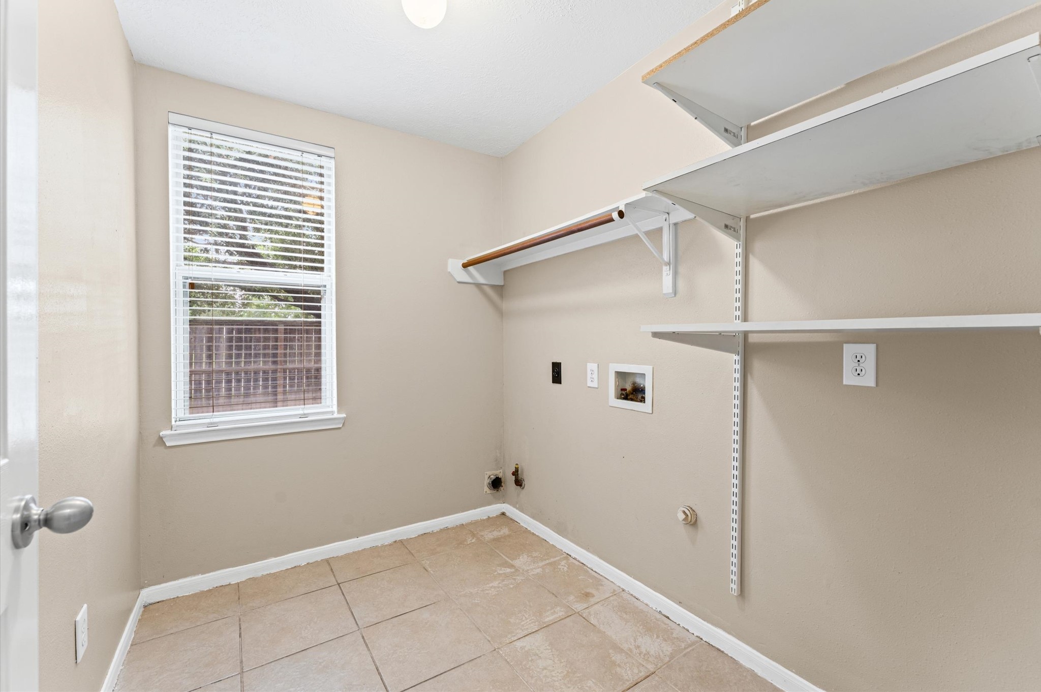 9202 State Walk Circle Houston, TX 77064 - Photo 21 of 25 Laundry room
