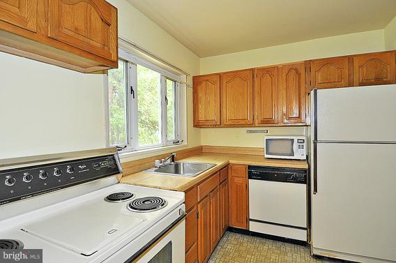 928 Vanderwood Road Catonsville, MD 21228 - Photo 11 of 17 Kitchen