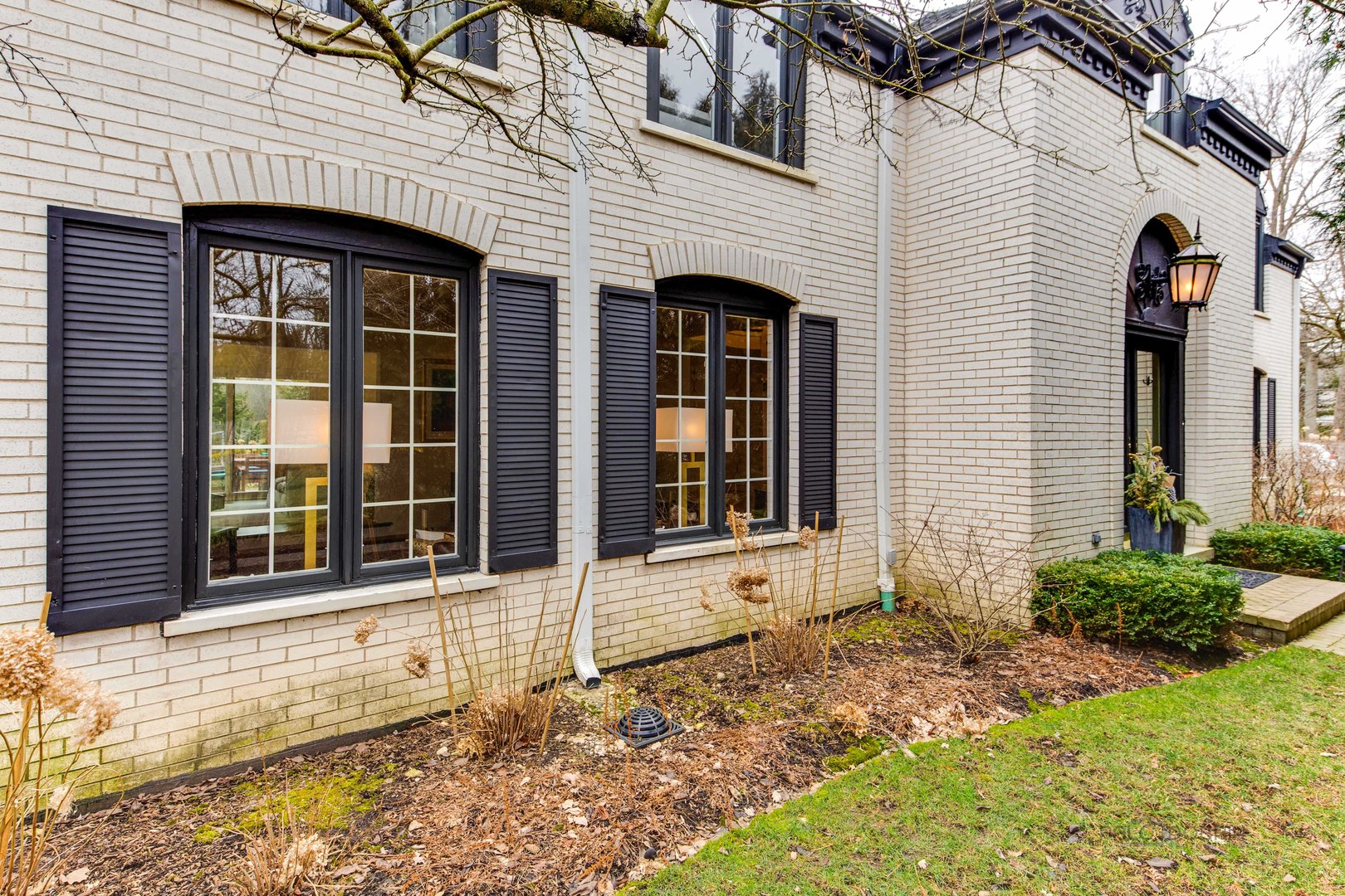783 Valley Road Glencoe, IL 60022 - Photo 2 of 45 a view of a house with a garden