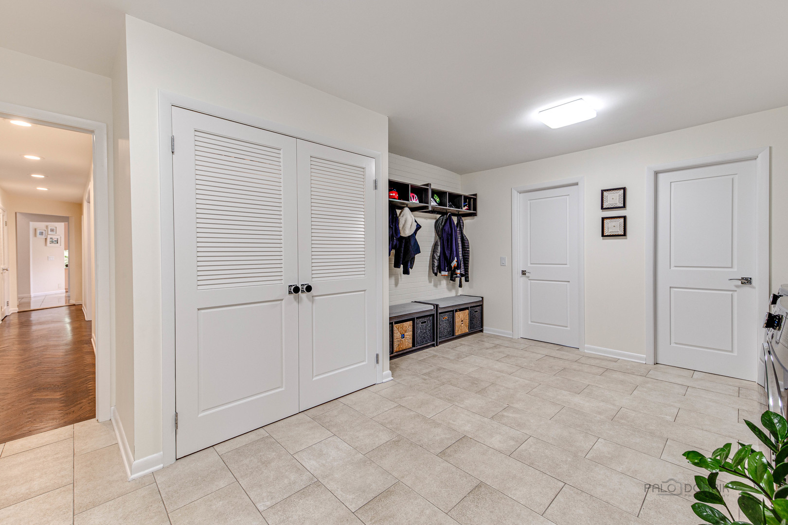 783 Valley Road Glencoe, IL 60022 - Photo 22 of 45 a view of a livingroom with furniture and closet area