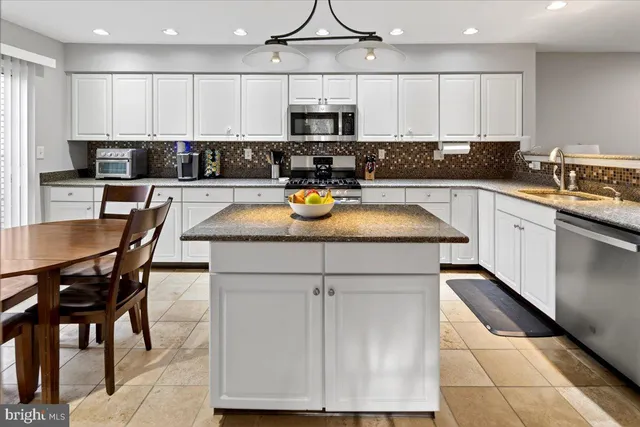 $625,000 | 200 Amberleigh Drive, Pennington, NJ 08534