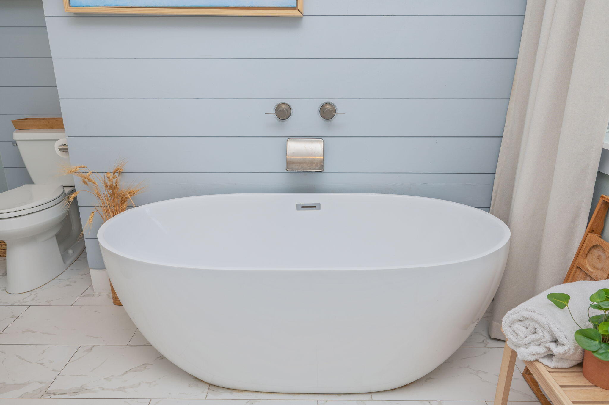 903 Lido Circle East Niceville, FL 32578 - Photo 25 of 64 a white bath tub sitting in a bathroom