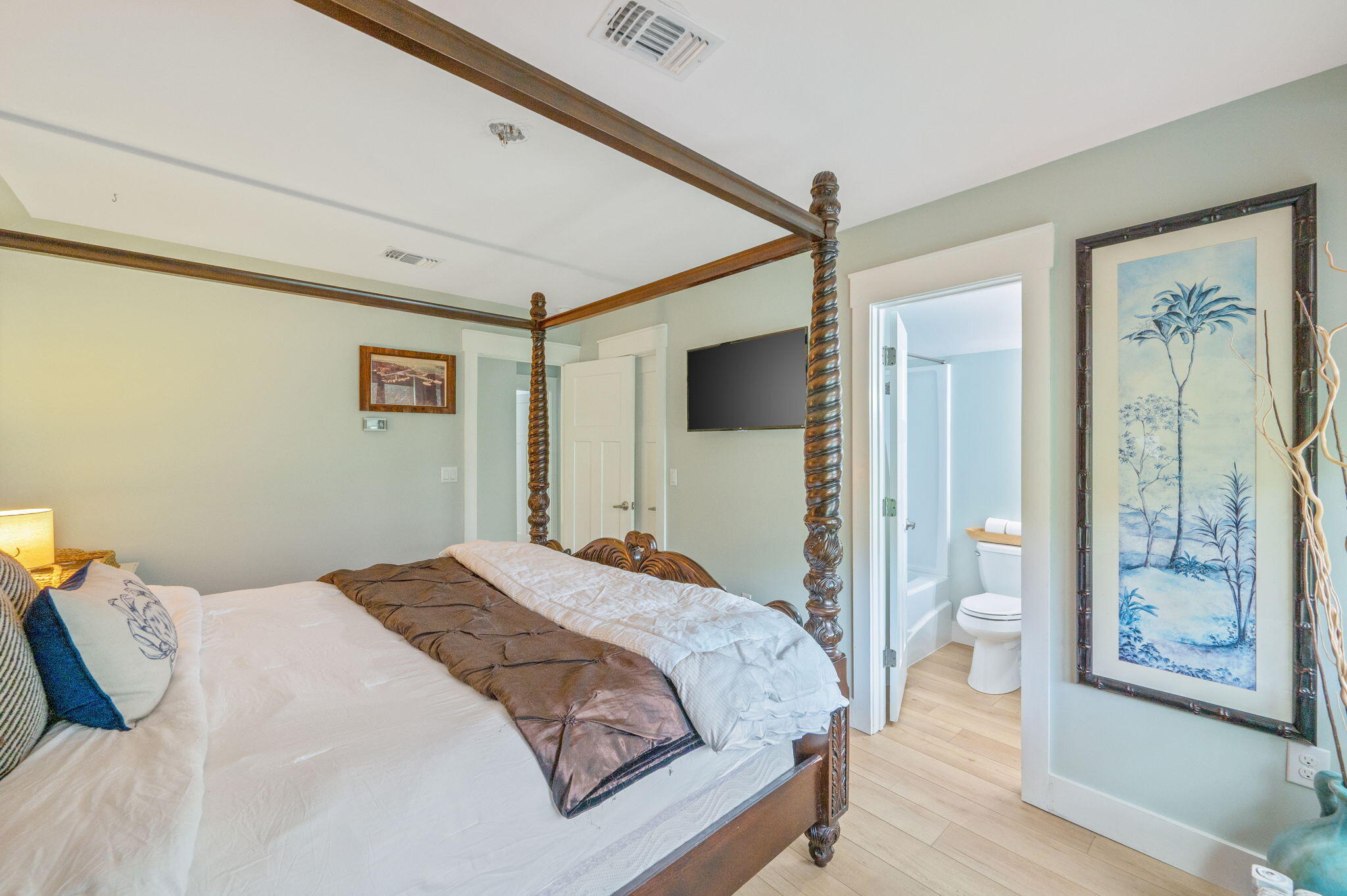 903 Lido Circle East Niceville, FL 32578 - Photo 28 of 64 a bedroom with a large bed and a glass door