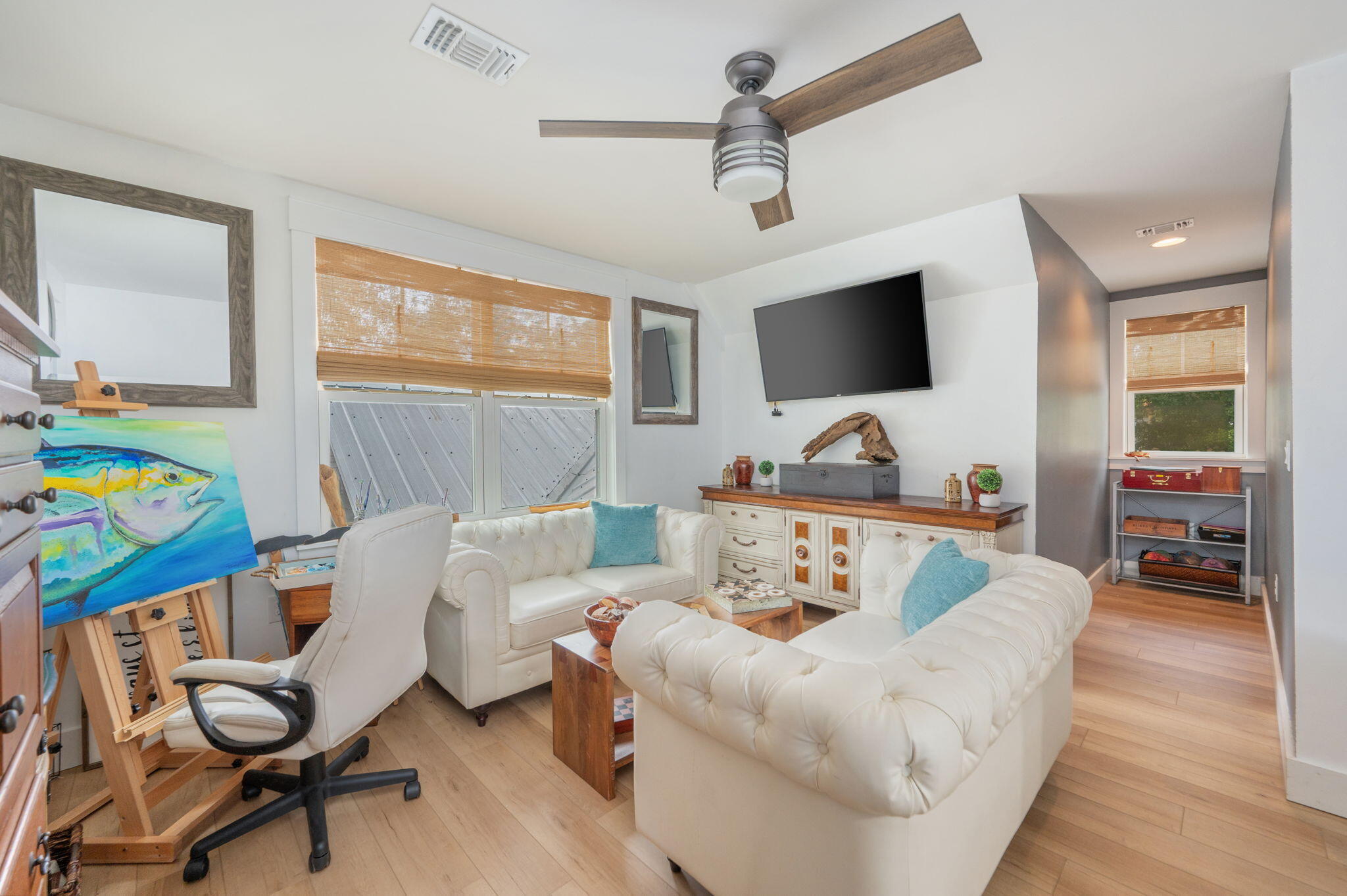 903 Lido Circle East Niceville, FL 32578 - Photo 31 of 64 a living room with furniture and a flat screen tv