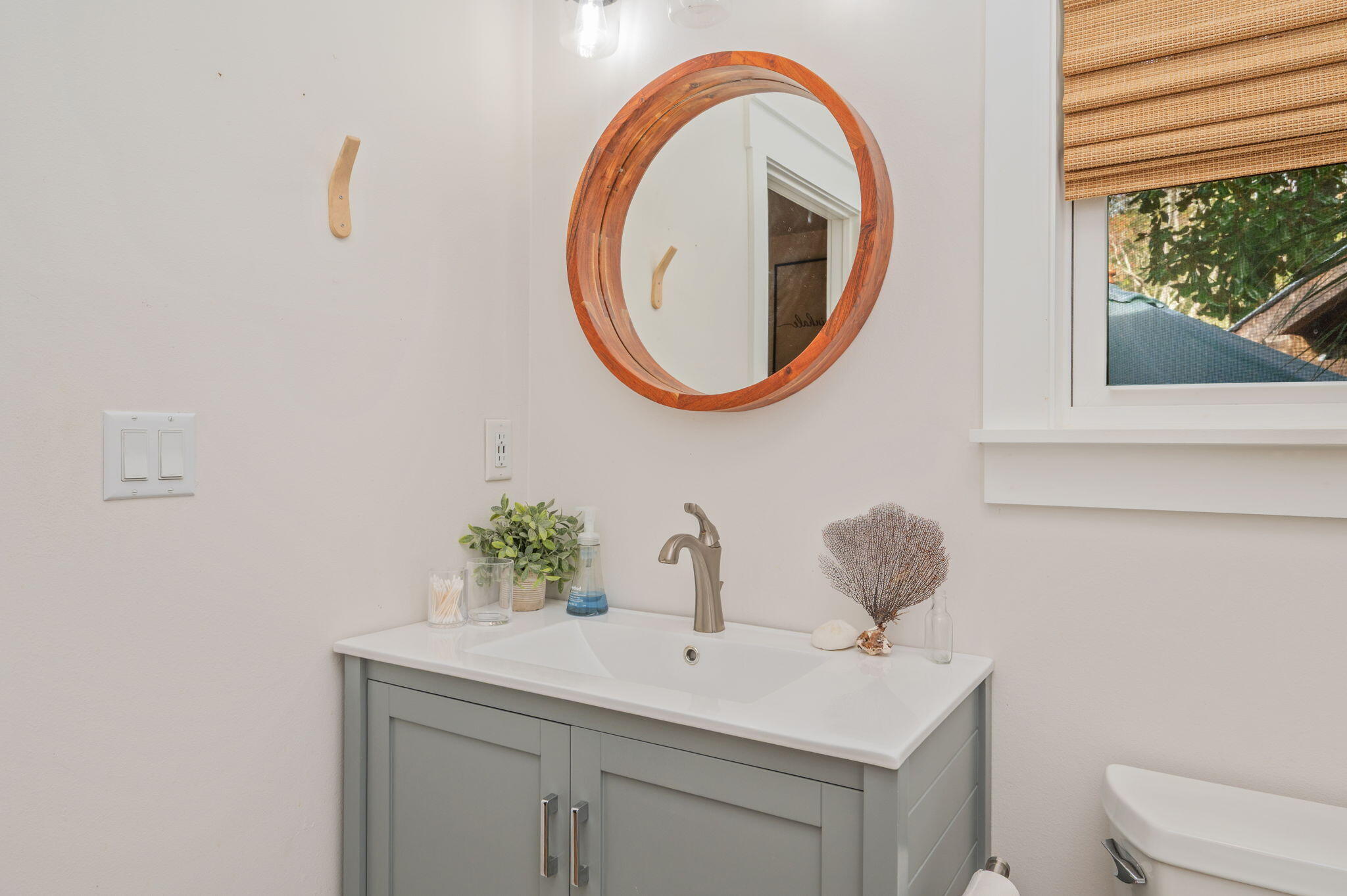 903 Lido Circle East Niceville, FL 32578 - Photo 48 of 64 a bathroom with a sink a mirror and a toilet