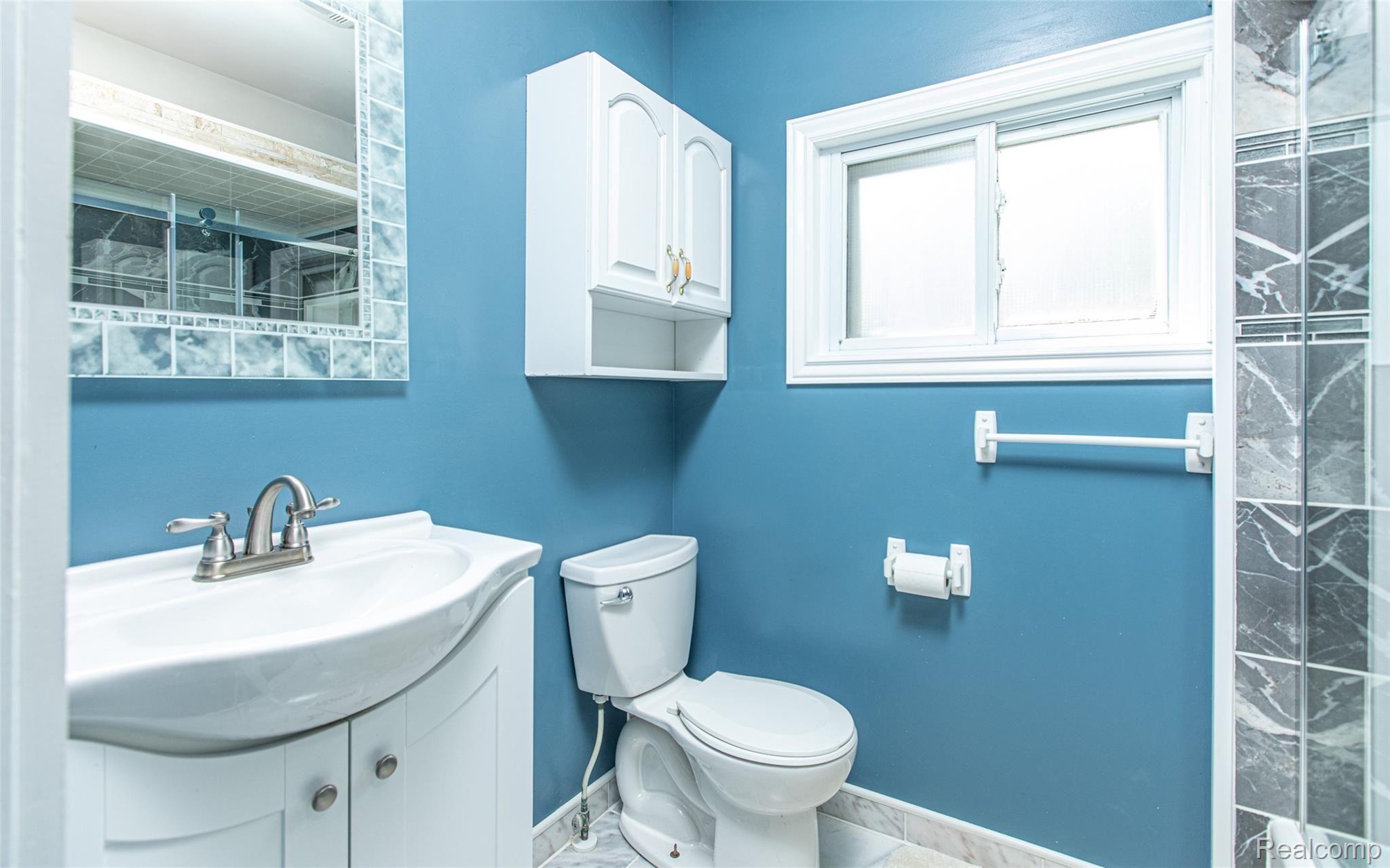 3089 Greenwood Street Rochester, MI 48309 - Photo 11 of 24 -17.jpg