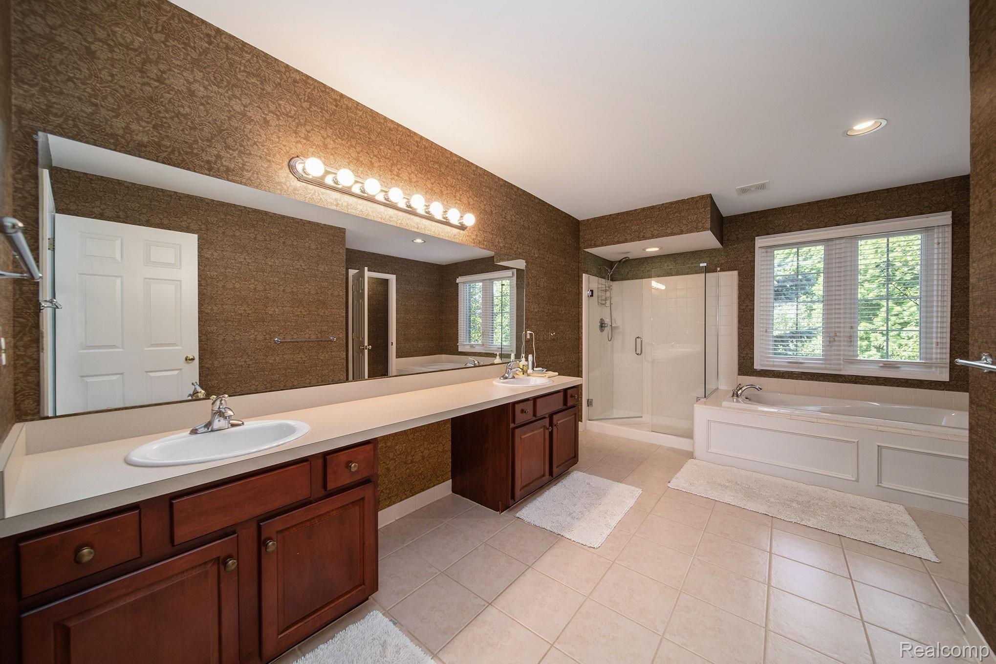 79 Oakbridge Drive Rochester, MI 48306 - Photo 29 of 46 79-Oakbridge_64.jpg