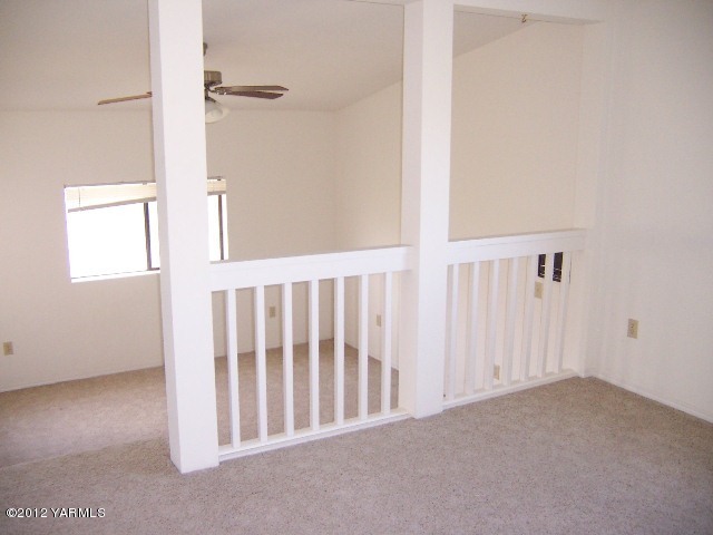 741 Pongala Road Tieton, WA 98947 - Photo 15 of 19 upstaris landing