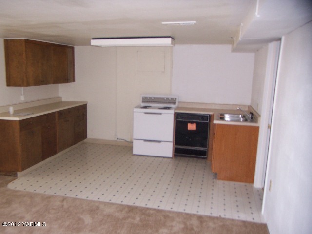 741 Pongala Road Tieton, WA 98947 - Photo 17 of 19 second level kitchen