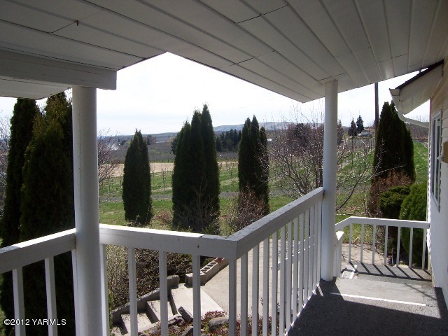 741 Pongala Road Tieton, WA 98947 - Photo 19 of 19 deck