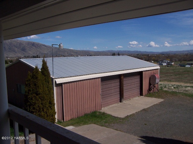 741 Pongala Road Tieton, WA 98947 - Photo 4 of 19 Garage