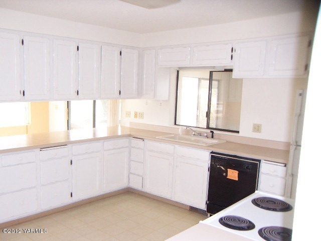 741 Pongala Road Tieton, WA 98947 - Photo 6 of 19 Kitchen on main floor