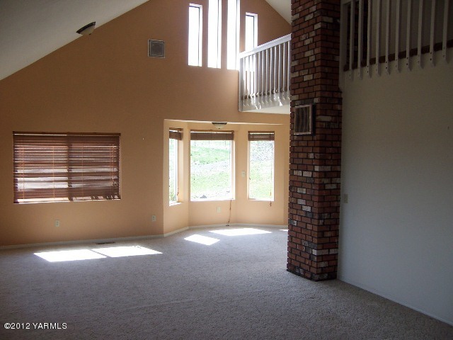 741 Pongala Road Tieton, WA 98947 - Photo 7 of 19 living room
