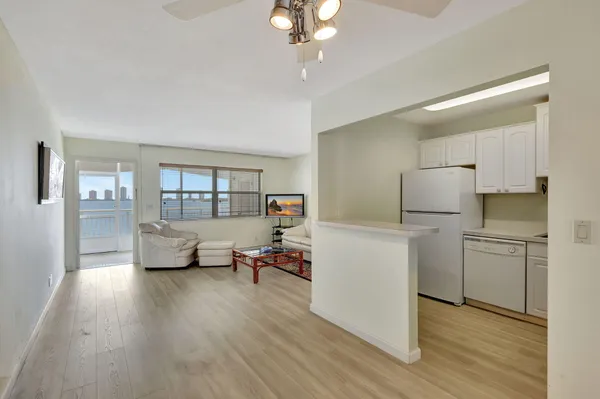 $2,000 | 100 Shore Court, Unit 210, North Palm Beach, FL 33408