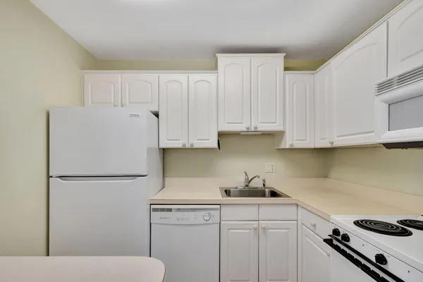 $2,000 | 100 Shore Court, Unit 210, North Palm Beach, FL 33408