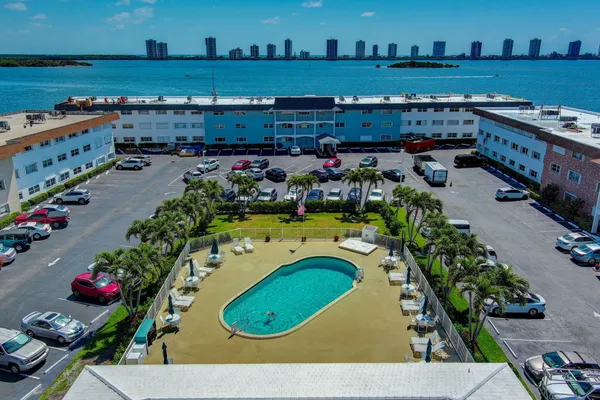 $2,000 | 100 Shore Court, Unit 210, North Palm Beach, FL 33408