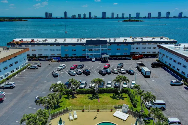 $2,000 | 100 Shore Court, Unit 210, North Palm Beach, FL 33408