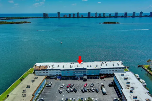 $2,000 | 100 Shore Court, Unit 210, North Palm Beach, FL 33408
