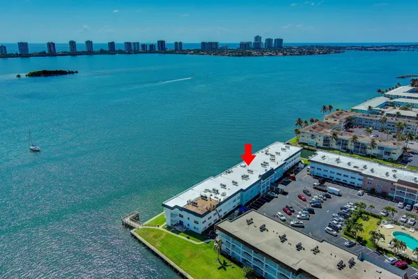 $2,000 | 100 Shore Court, Unit 210, North Palm Beach, FL 33408