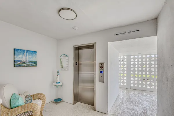 $2,000 | 100 Shore Court, Unit 210, North Palm Beach, FL 33408