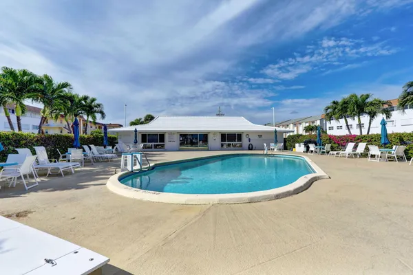 $2,000 | 100 Shore Court, Unit 210, North Palm Beach, FL 33408