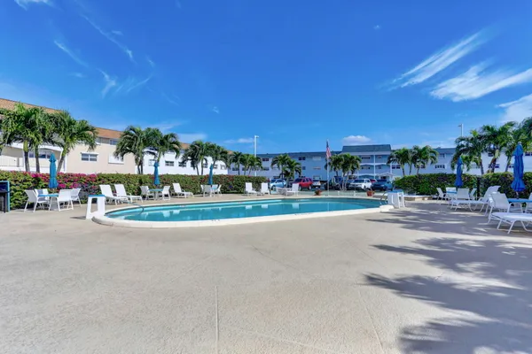 $2,000 | 100 Shore Court, Unit 210, North Palm Beach, FL 33408