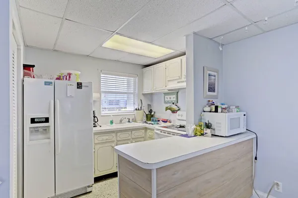 $2,000 | 100 Shore Court, Unit 210, North Palm Beach, FL 33408
