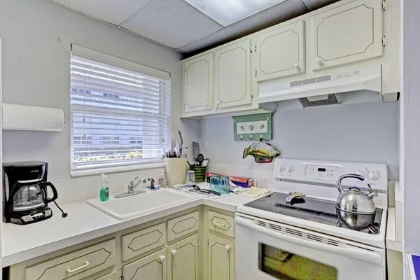 $2,000 | 100 Shore Court, Unit 210, North Palm Beach, FL 33408