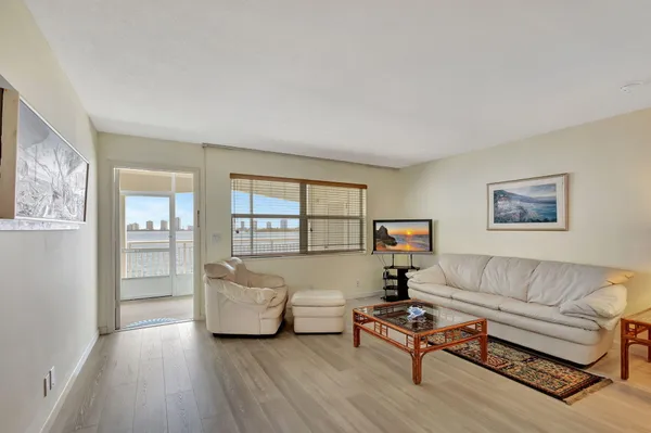 $2,000 | 100 Shore Court, Unit 210, North Palm Beach, FL 33408