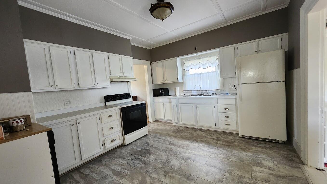 17 Bates Street Millinocket, ME 04462 - Photo 11 of 39 Kitchen 1