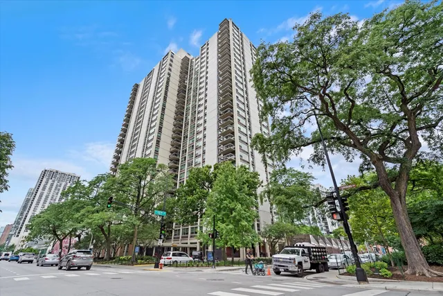 $2,000 | 1255 North Sandburg Terrace, Unit 305, Chicago, IL 60610