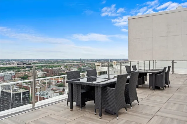 $2,000 | 1255 North Sandburg Terrace, Unit 305, Chicago, IL 60610