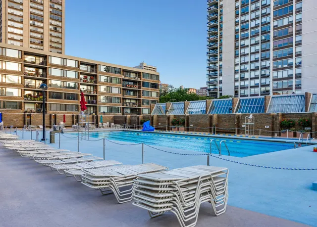 $2,000 | 1255 North Sandburg Terrace, Unit 305, Chicago, IL 60610