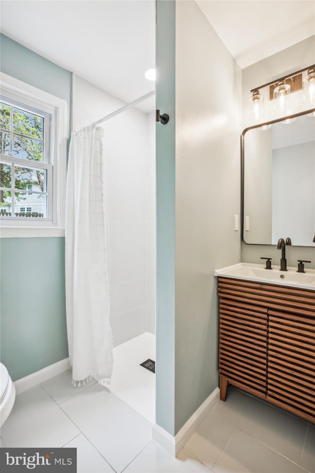 14101 Ansted Road Silver Spring, MD 20905 - Photo 23 of 80 1st Floor Full - Walk-in Shower
