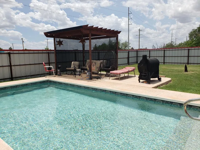 a view of a back yard