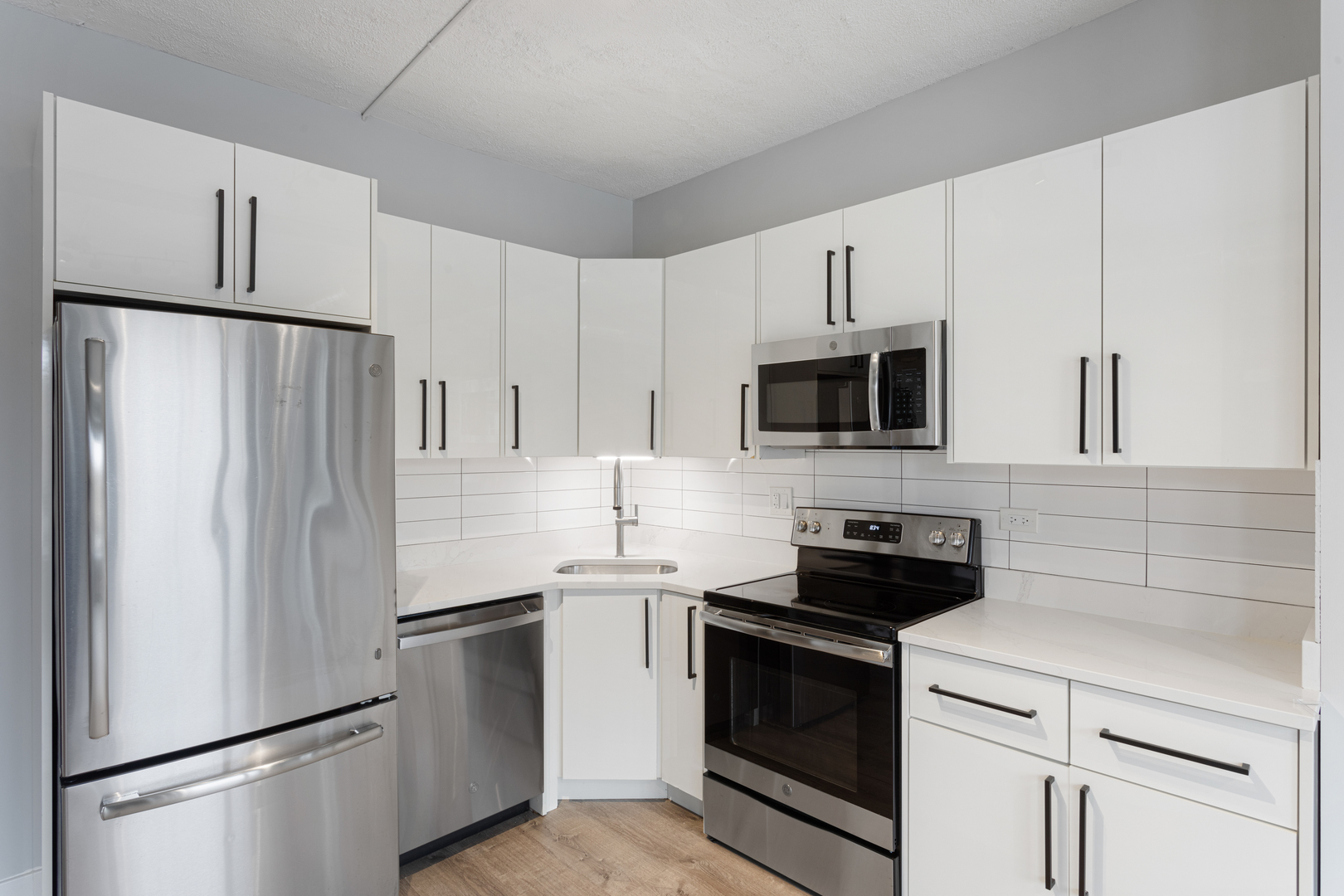 7645 North Sheridan Road, Unit 301 Chicago, IL 60626 - Photo 3 of 15 Gallery Image 3