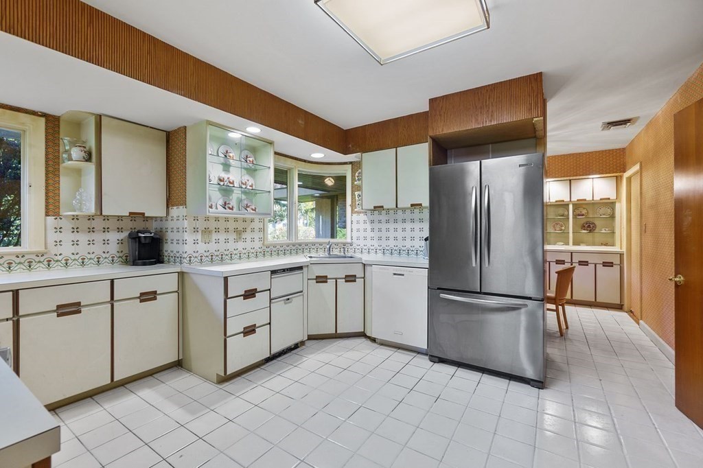32 Brookshire Road Worcester, MA 01609 - Photo 12 of 34 Gallery Image 12