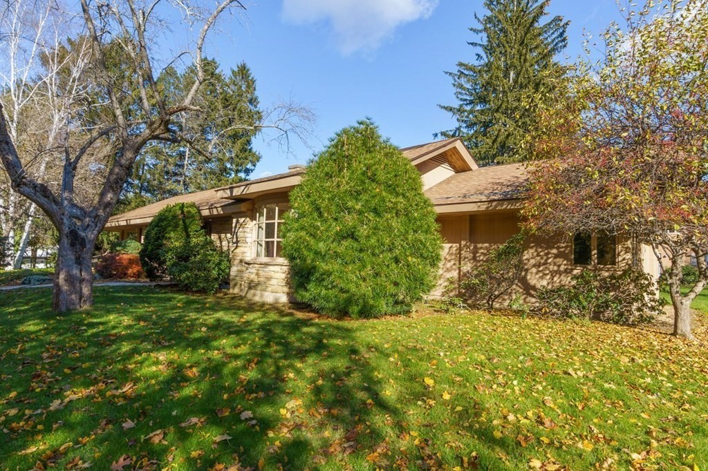 32 Brookshire Road Worcester, MA 01609 - Photo 2 of 34 Gallery Image 2