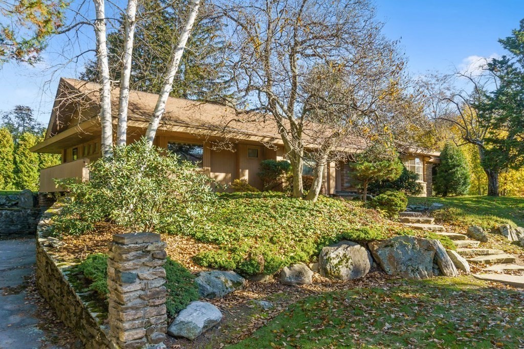 32 Brookshire Road Worcester, MA 01609 - Photo 4 of 34 Gallery Image 4