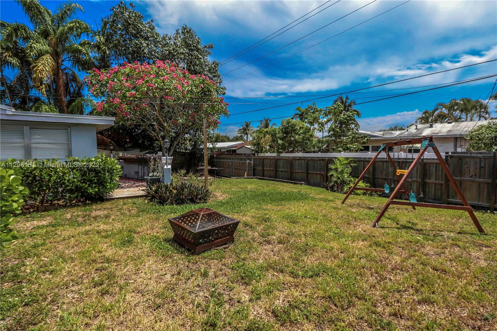 1711 North Park Road Hollywood, FL 33021 - Photo 27 of 29 a backyard of a house with lots of green space