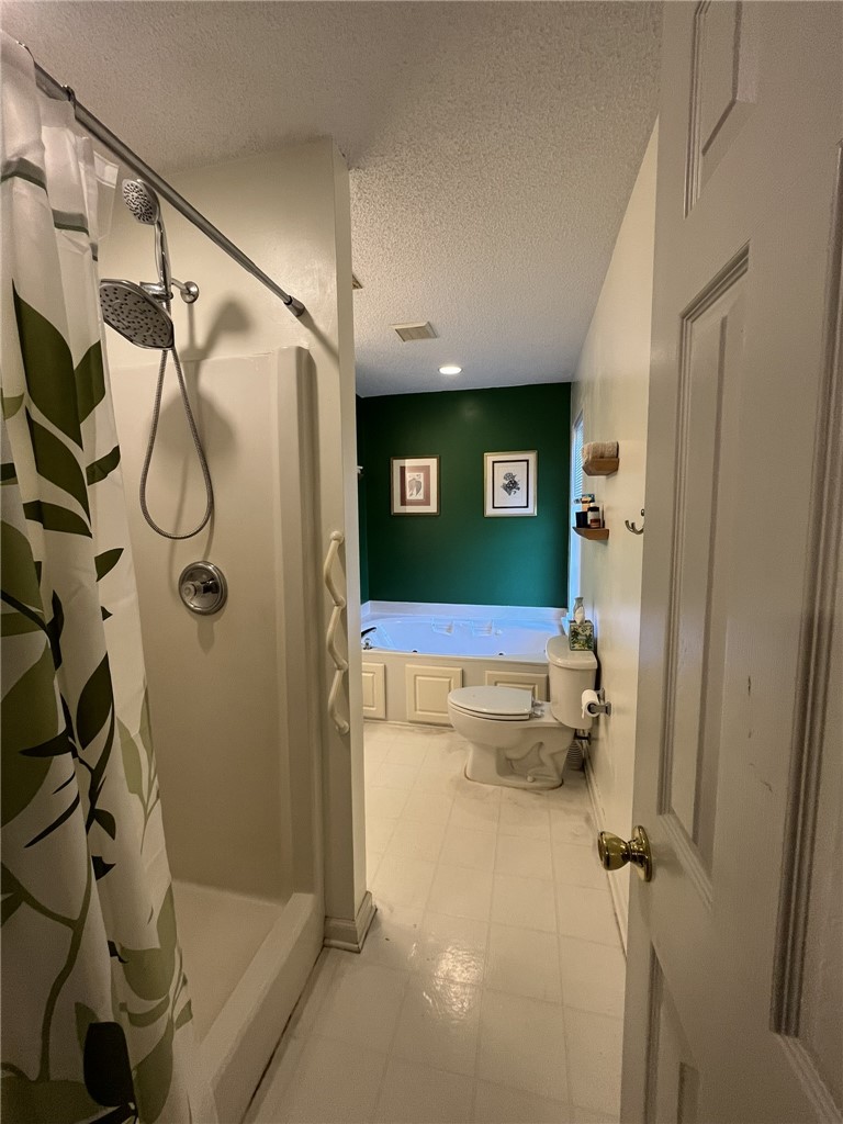 116 Arbors Court Central, SC 29630 - Photo 17 of 27 Functional bathroom features a combination shower and a separate jetted tub for relaxation.